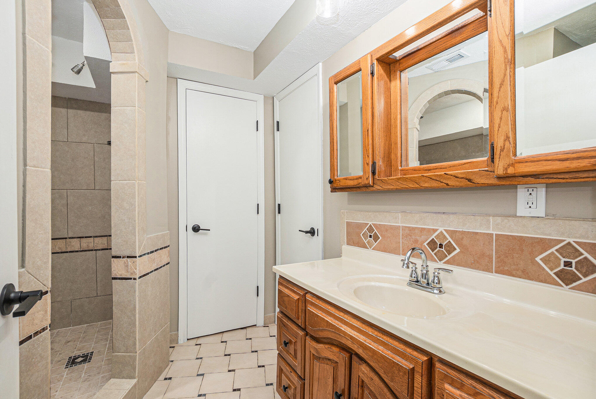 Council Bluffs, Iowa 51501, United States, 3 Bedrooms Bedrooms, ,3 BathroomsBathrooms,Residential,Contingent,213390