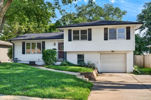 Photo of 28 CRESTWOOD Drive, COUNCIL BLUFFS, IA 51503 (MLS # 26-2011)
