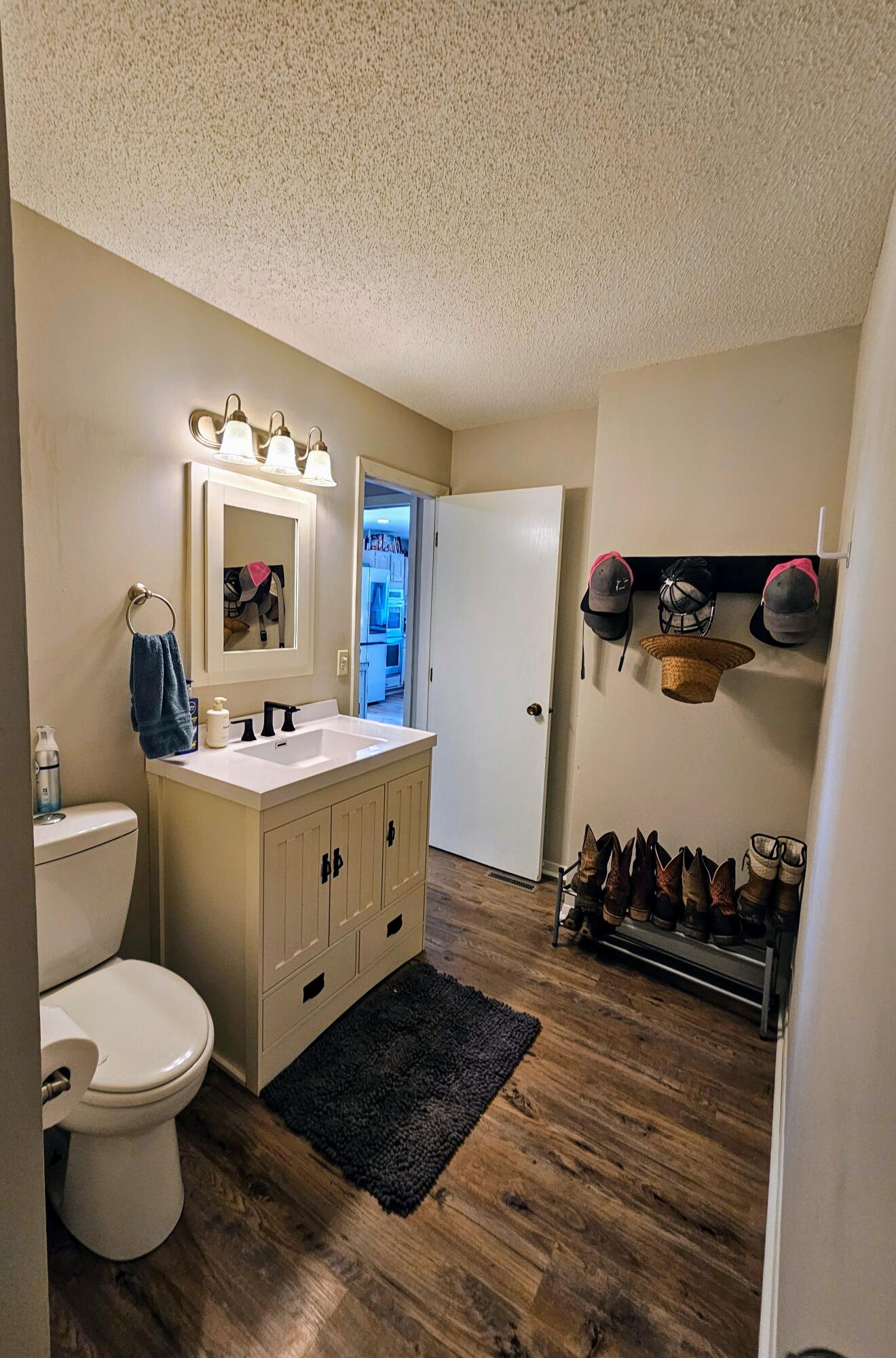 Oakland, Iowa 51560, United States, 4 Bedrooms Bedrooms, ,2 BathroomsBathrooms,Residential,Active,159783