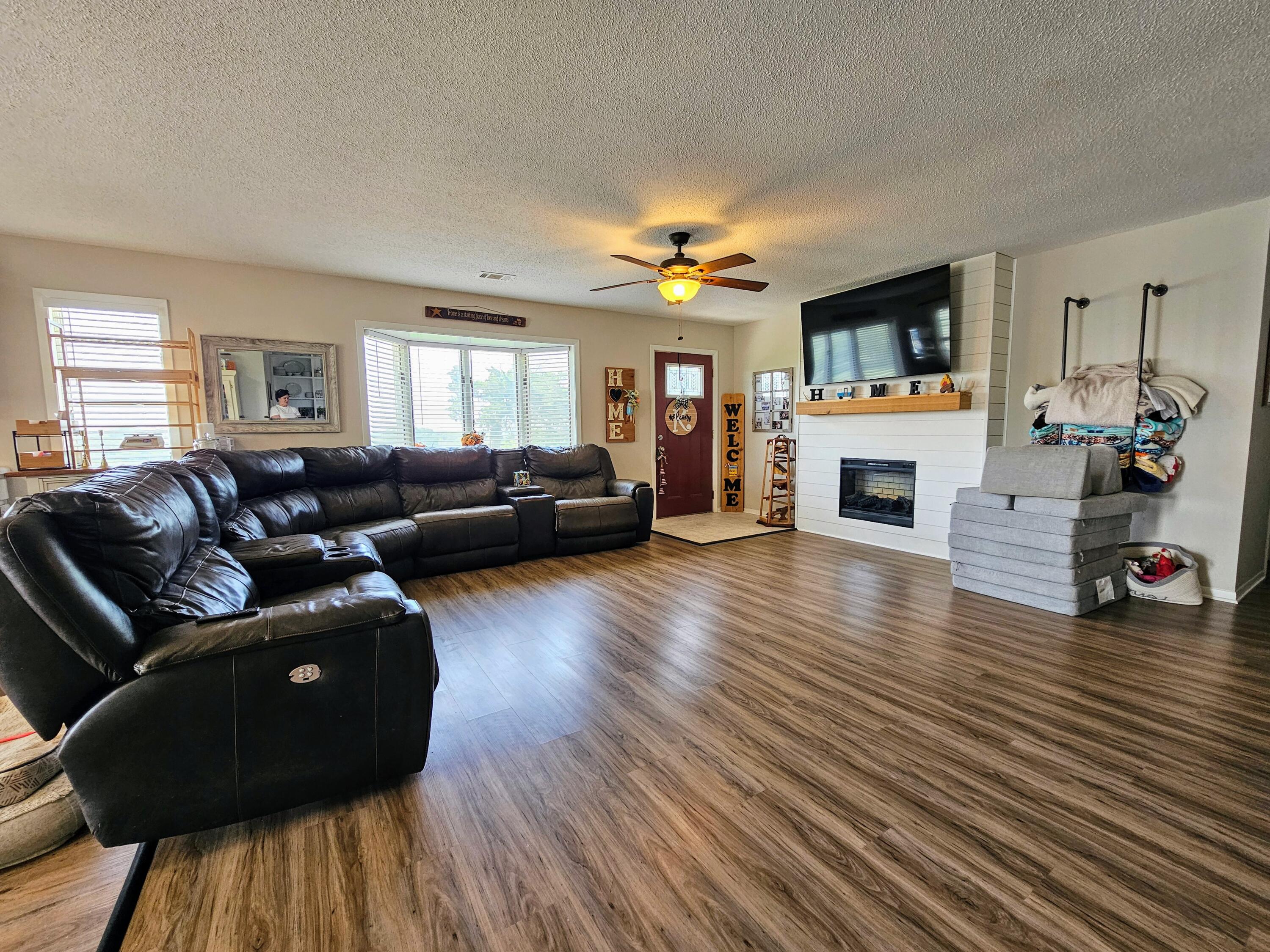 Oakland, Iowa 51560, United States, 4 Bedrooms Bedrooms, ,2 BathroomsBathrooms,Residential,Active,159783