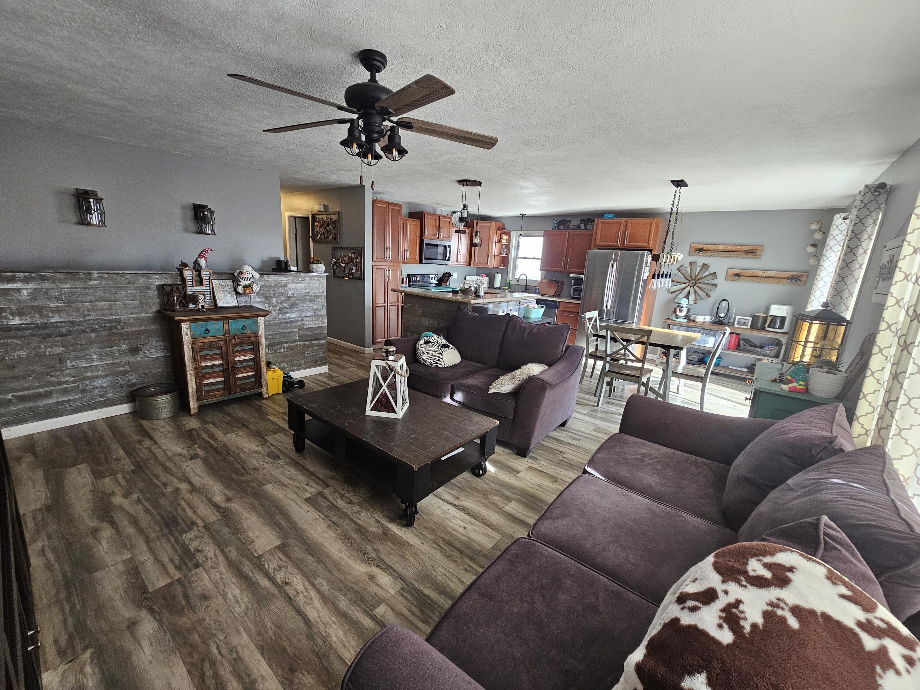 Oakland, Iowa 51560, United States, 3 Bedrooms Bedrooms, ,2 BathroomsBathrooms,Residential,Contingent,9425