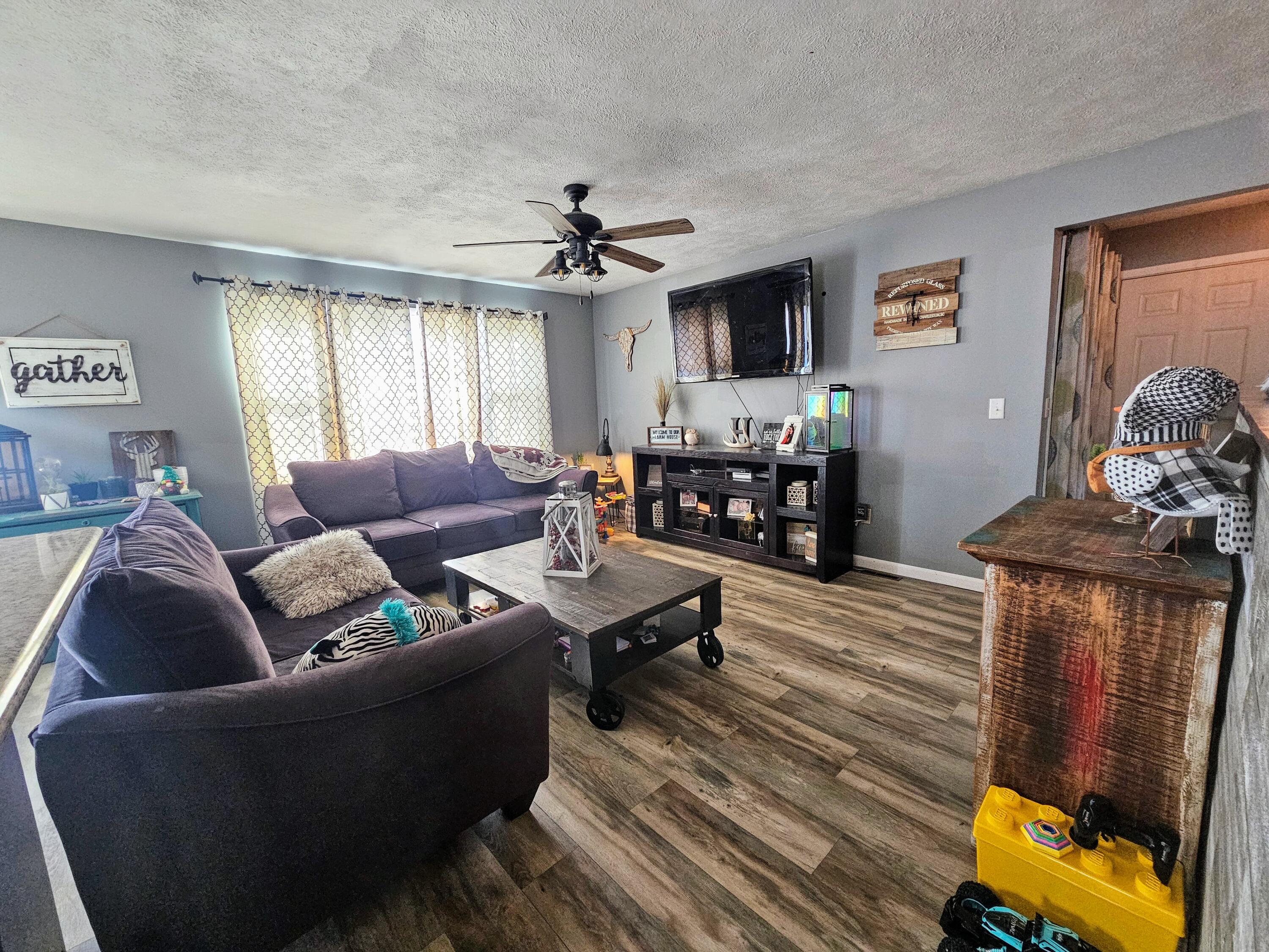 Oakland, Iowa 51560, United States, 3 Bedrooms Bedrooms, ,2 BathroomsBathrooms,Residential,Contingent,9425