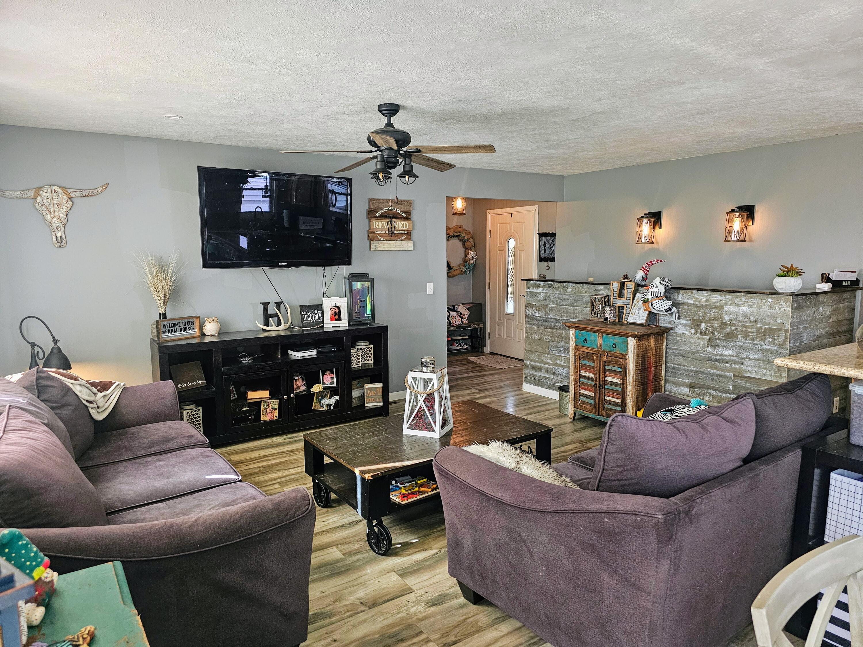 Oakland, Iowa 51560, United States, 3 Bedrooms Bedrooms, ,2 BathroomsBathrooms,Residential,Contingent,9425