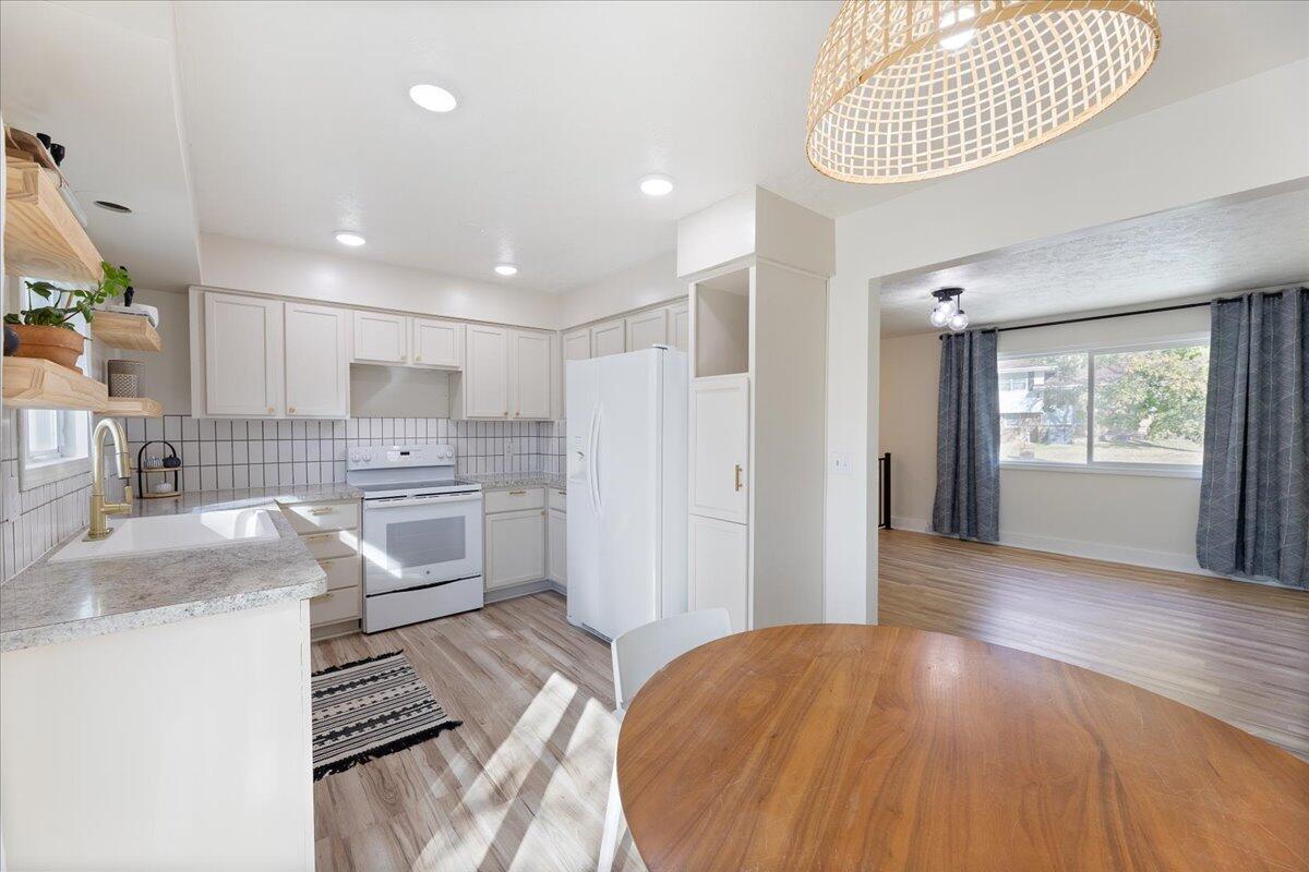 Bellevue, Nebraska 68123, United States, 3 Bedrooms Bedrooms, ,1 BathroomBathrooms,Residential,Pending,66468