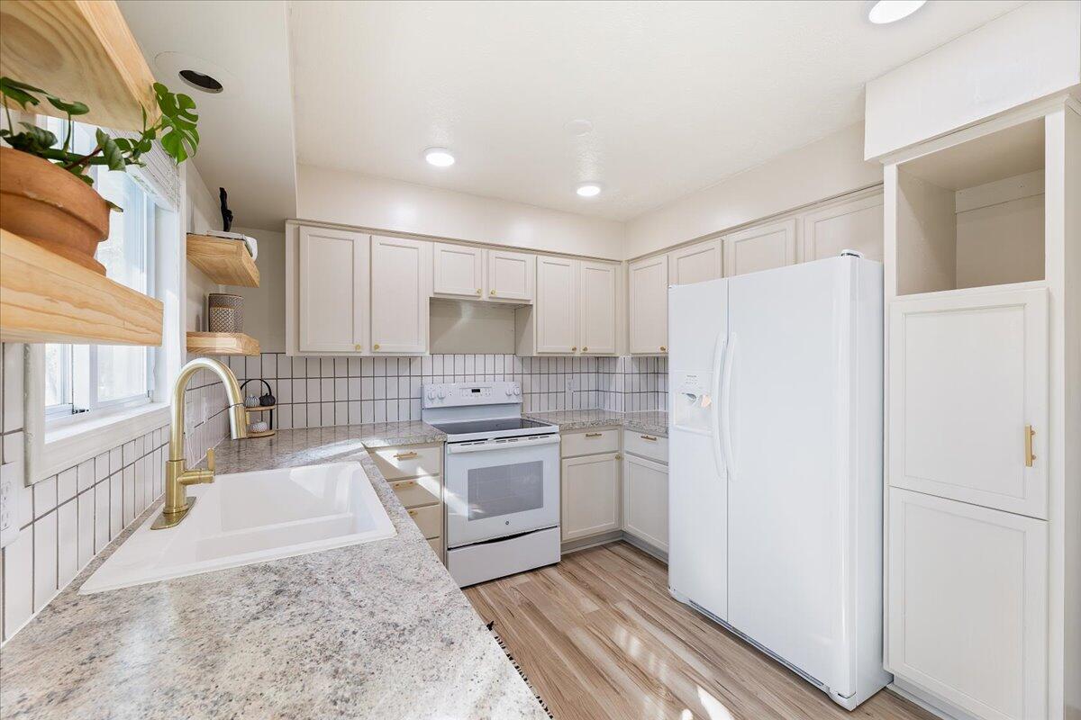 Bellevue, Nebraska 68123, United States, 3 Bedrooms Bedrooms, ,1 BathroomBathrooms,Residential,Pending,66468