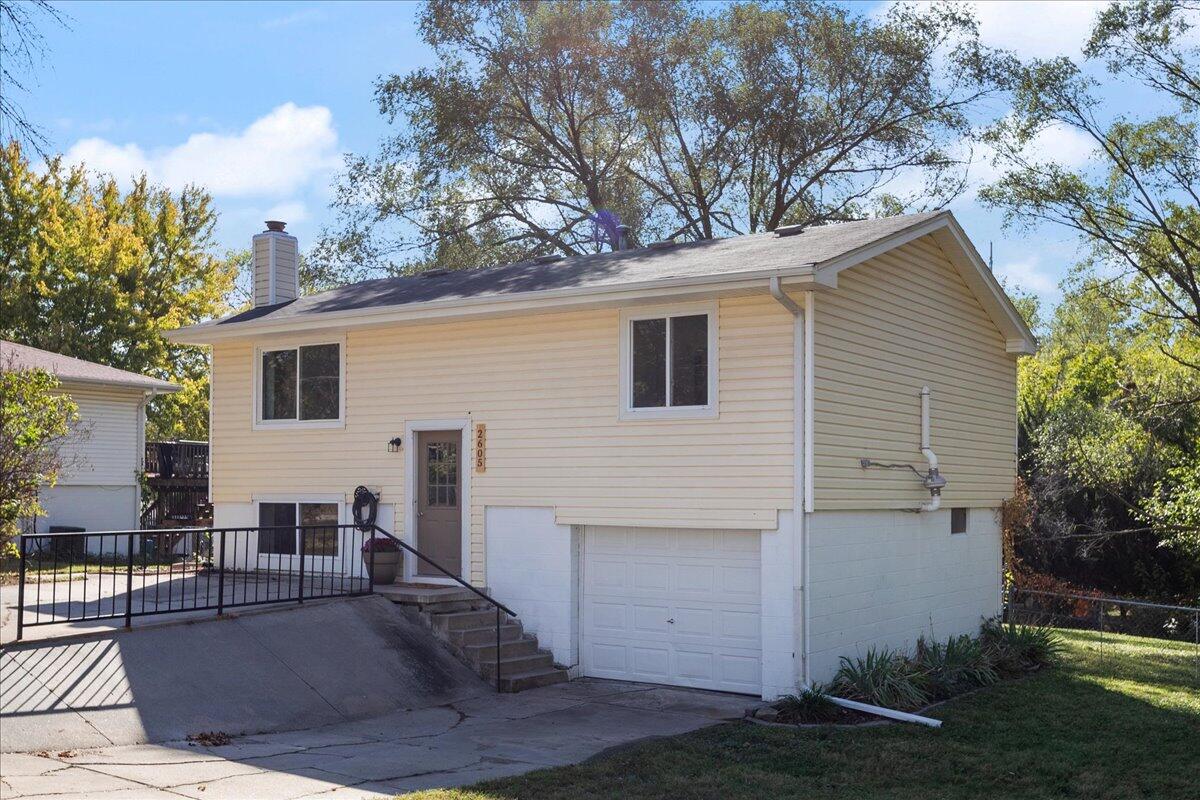 Bellevue, Nebraska 68123, United States, 3 Bedrooms Bedrooms, ,1 BathroomBathrooms,Residential,Pending,66468