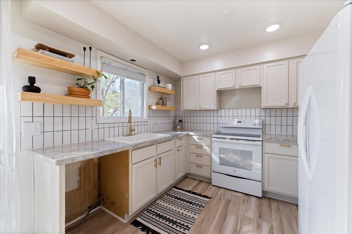 Bellevue, Nebraska 68123, United States, 3 Bedrooms Bedrooms, ,1 BathroomBathrooms,Residential,Pending,66468