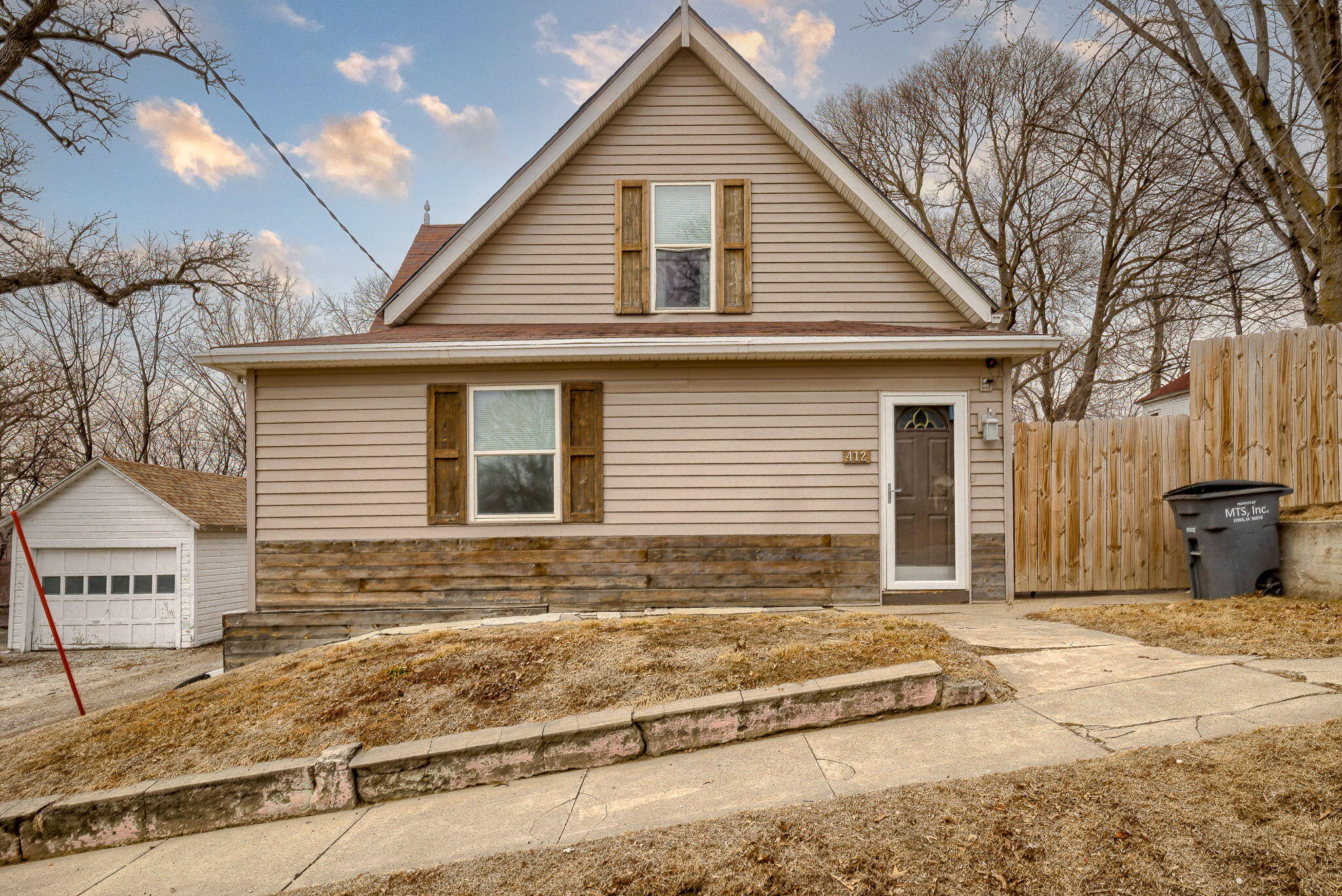 Oakland, Iowa 51560, United States, 3 Bedrooms Bedrooms, ,2 BathroomsBathrooms,Residential,Active,83104