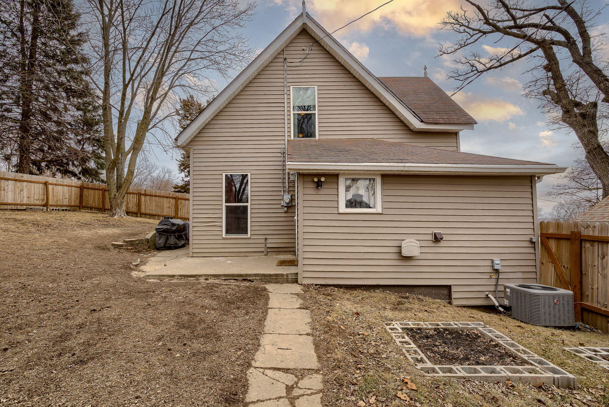 Oakland, Iowa 51560, United States, 3 Bedrooms Bedrooms, ,2 BathroomsBathrooms,Residential,Active,83104