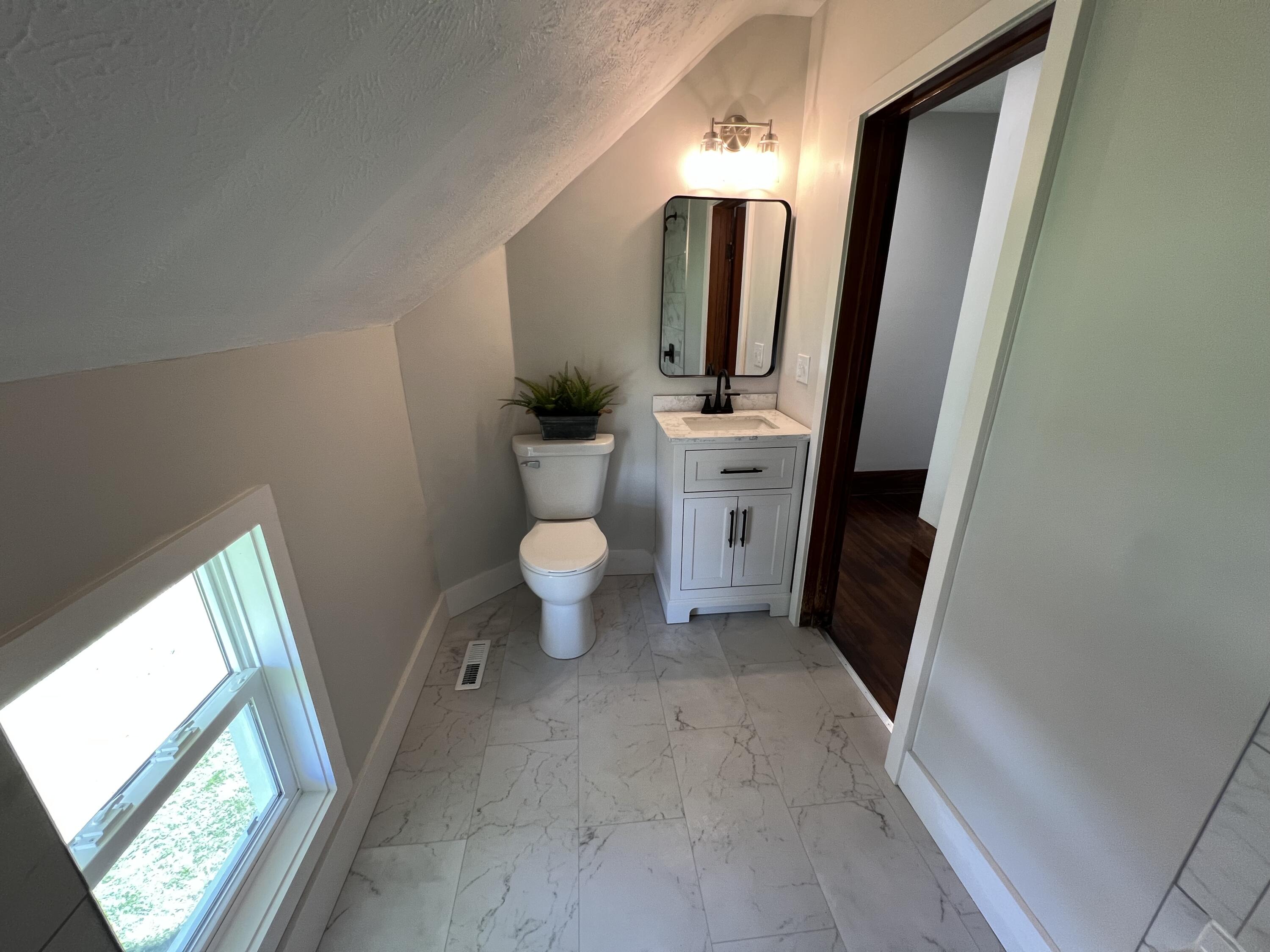 Council Bluffs, Iowa 51501, United States, 2 Bedrooms Bedrooms, ,2 BathroomsBathrooms,Residential,Pending,215685