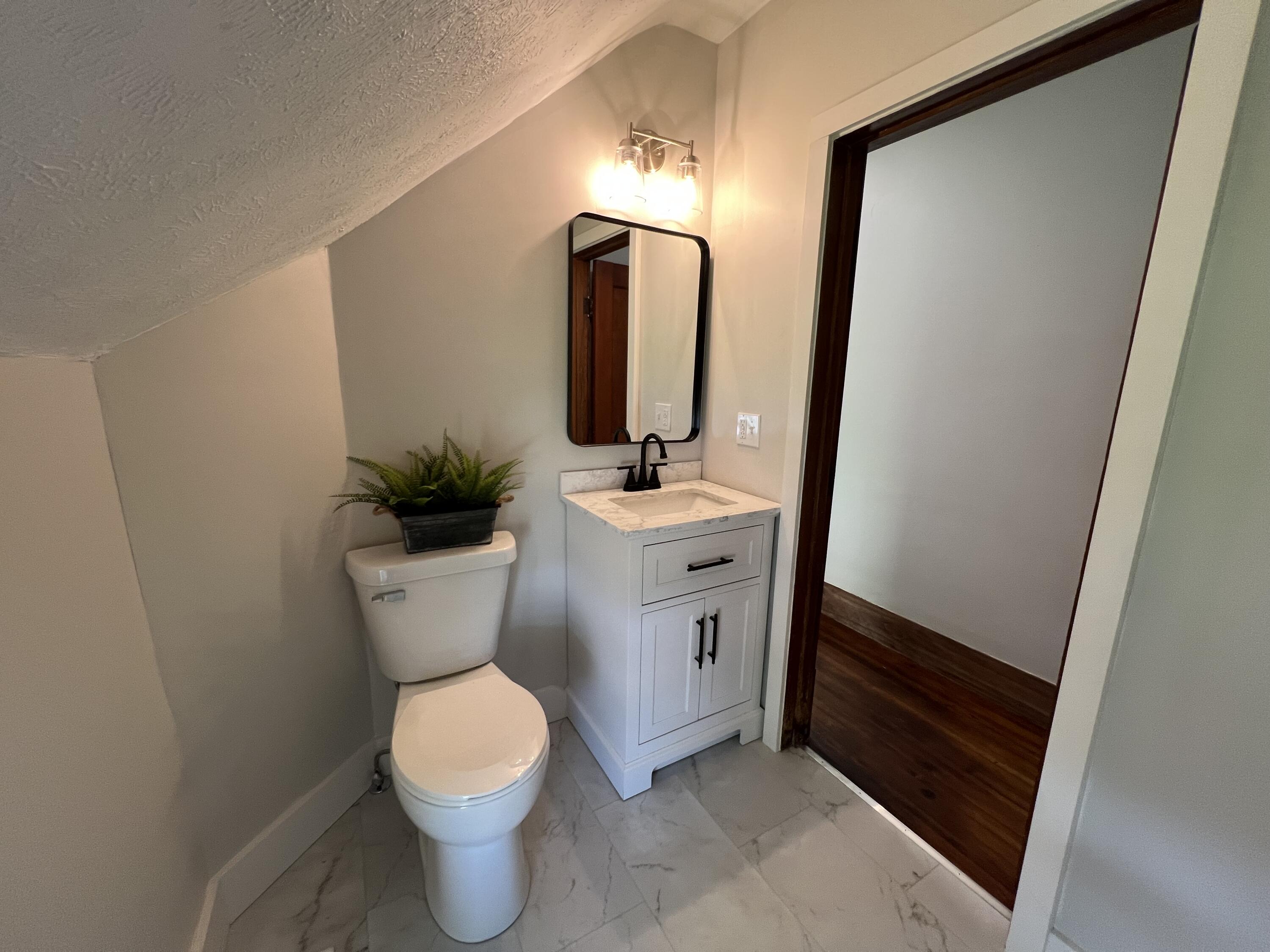 Council Bluffs, Iowa 51501, United States, 2 Bedrooms Bedrooms, ,2 BathroomsBathrooms,Residential,Pending,215685