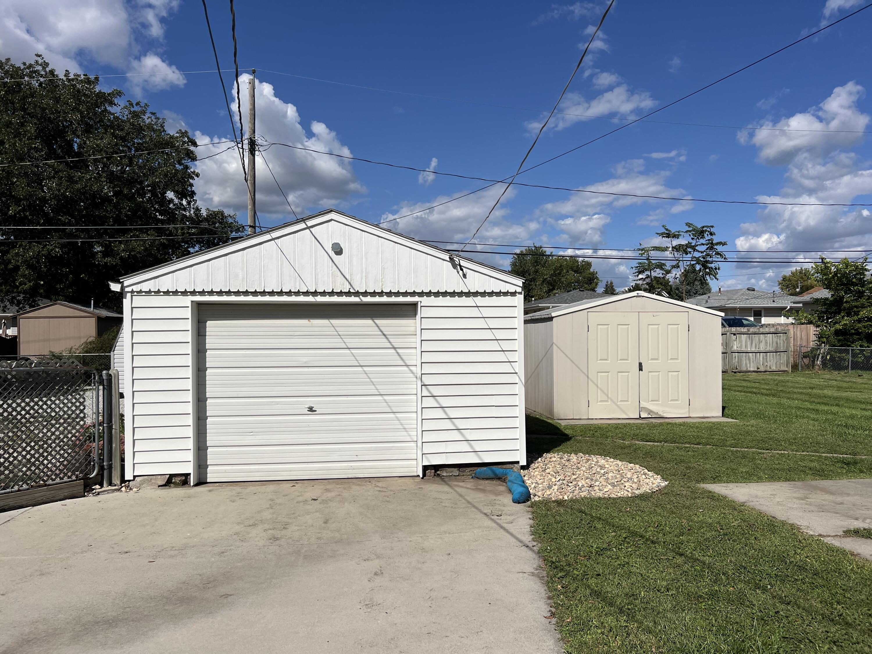 Council Bluffs, Iowa 51501, United States, 2 Bedrooms Bedrooms, ,2 BathroomsBathrooms,Residential,Pending,215685