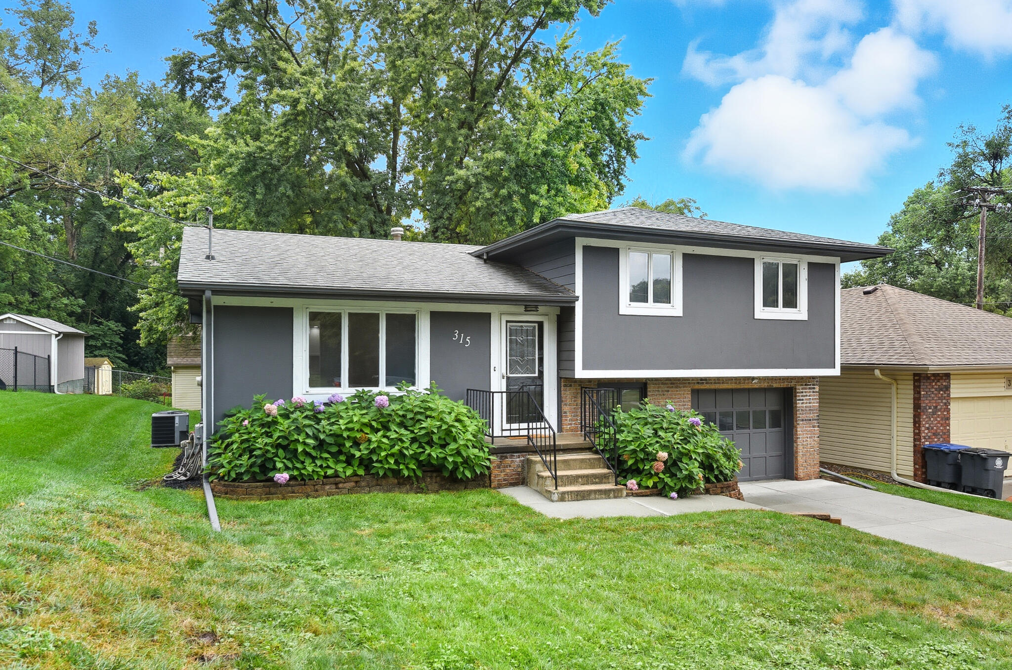 Council Bluffs, Iowa 51503, United States, 3 Bedrooms Bedrooms, ,2 BathroomsBathrooms,Residential,Contingent,212811