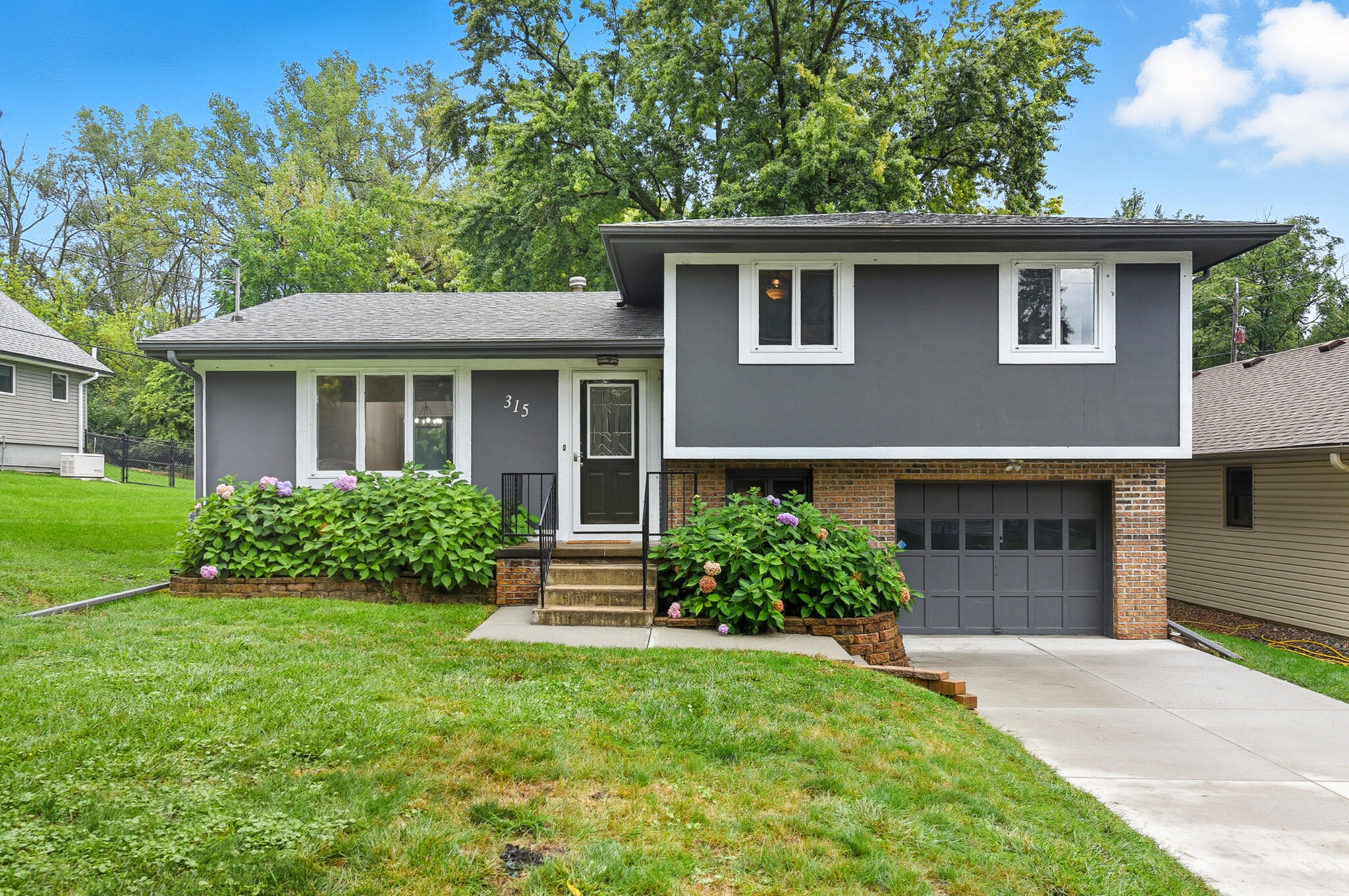 Council Bluffs, Iowa 51503, United States, 3 Bedrooms Bedrooms, ,2 BathroomsBathrooms,Residential,Contingent,212811