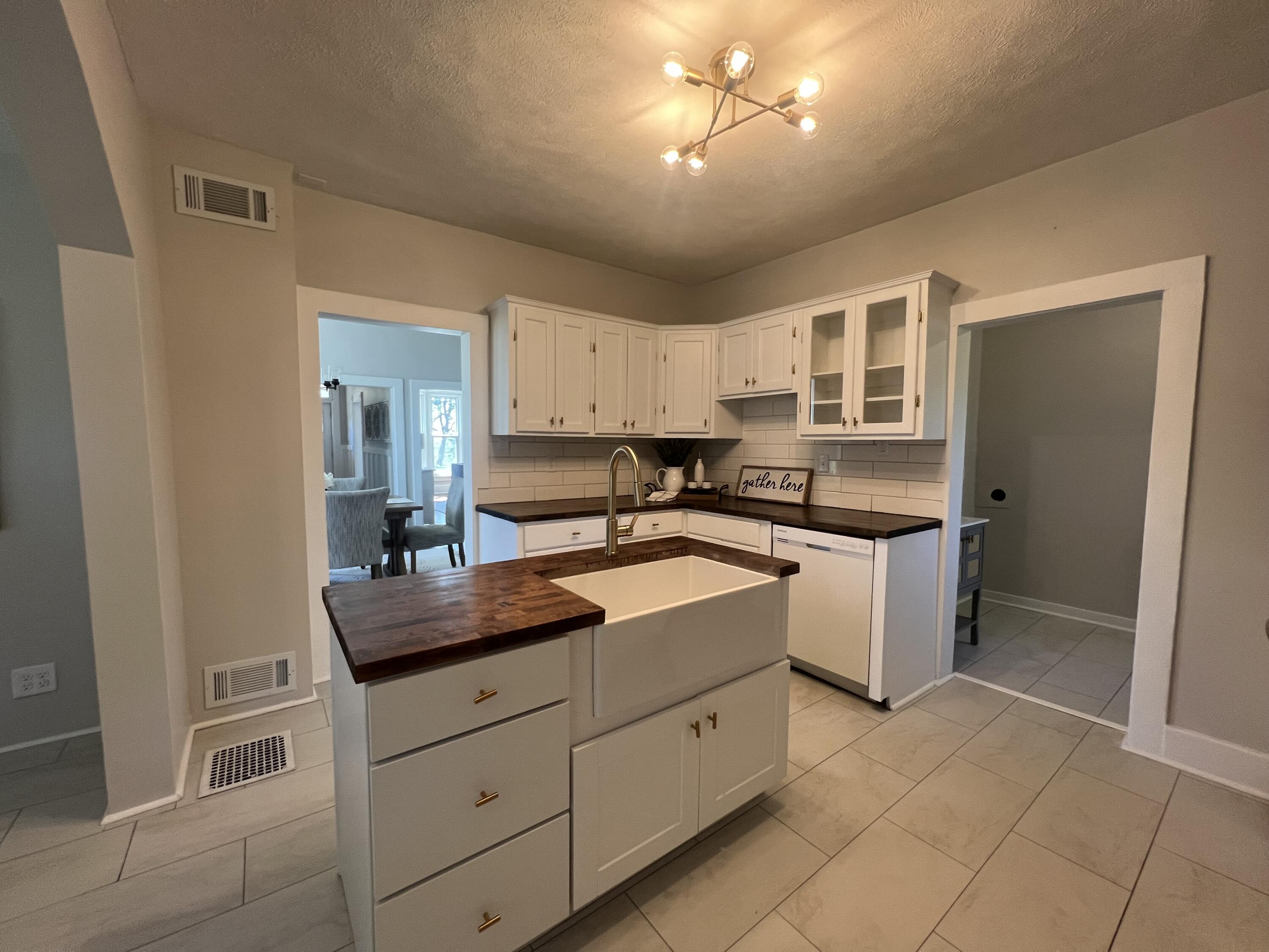 Council Bluffs, Iowa 51503, United States, 3 Bedrooms Bedrooms, ,3 BathroomsBathrooms,Residential,Pending,126555