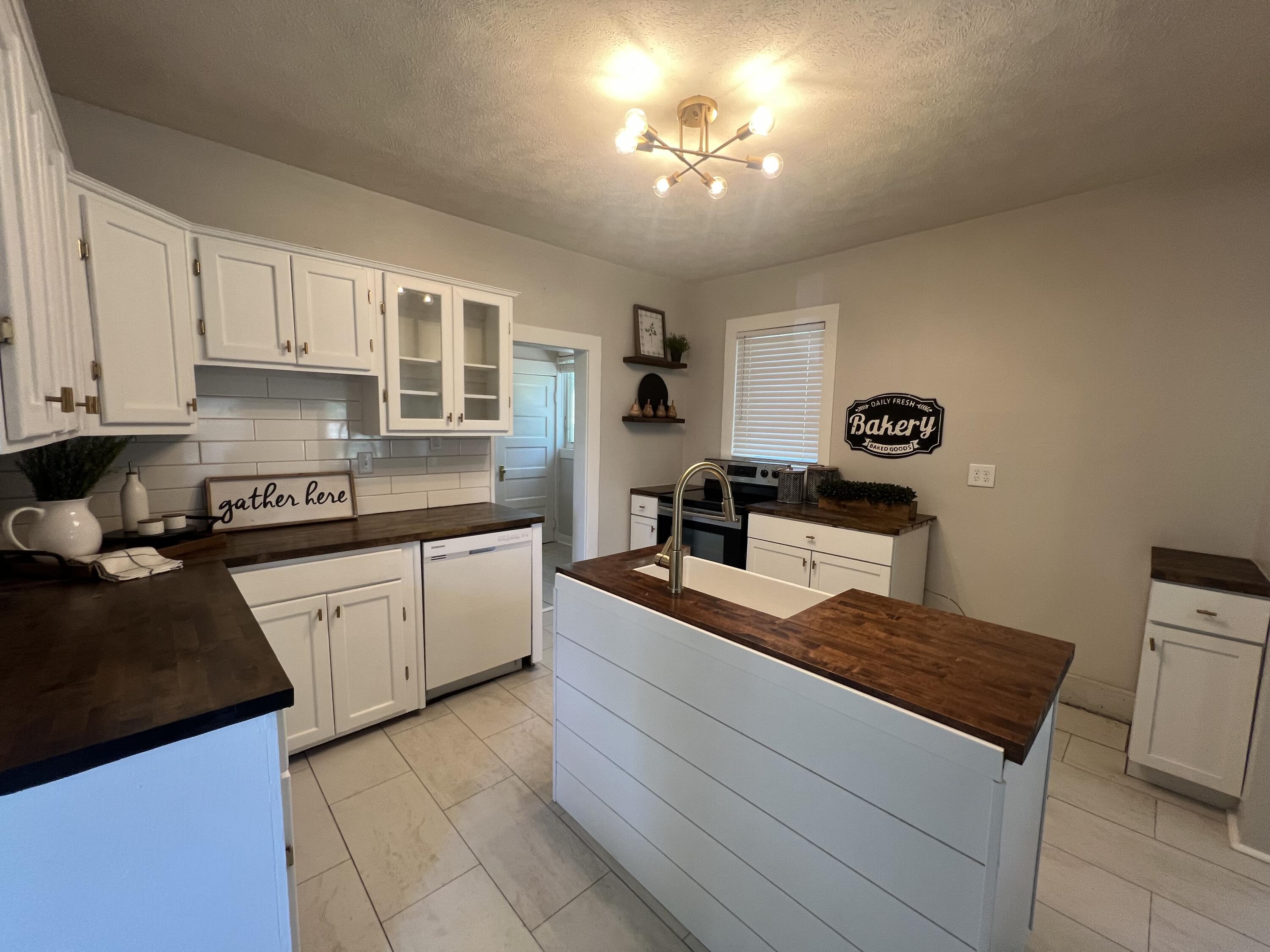 Council Bluffs, Iowa 51503, United States, 3 Bedrooms Bedrooms, ,3 BathroomsBathrooms,Residential,Pending,126555