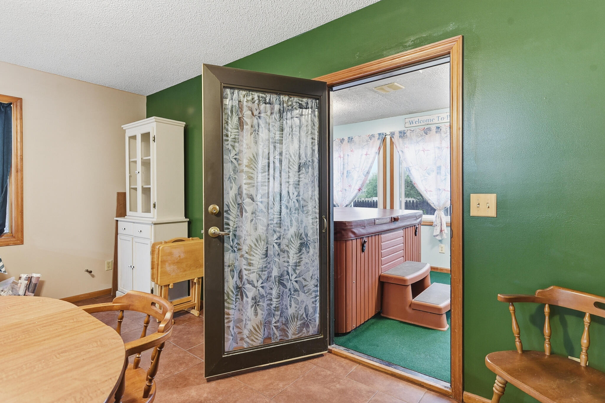 Council Bluffs, Iowa 51501, United States, 3 Bedrooms Bedrooms, ,2 BathroomsBathrooms,Residential,Active,236734