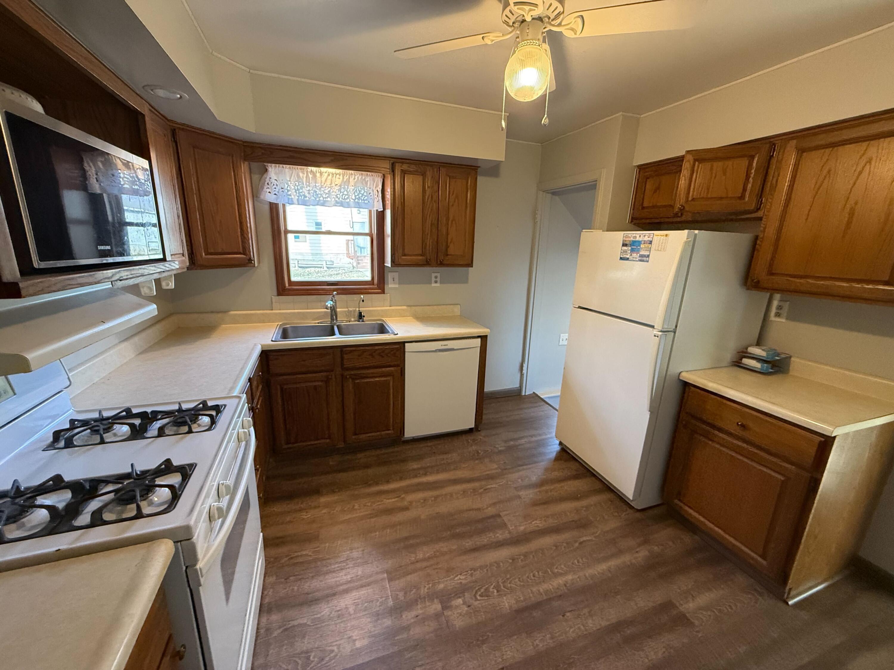 Cherokee, Iowa 51012, United States, 3 Bedrooms Bedrooms, ,2 BathroomsBathrooms,Residential,Pending,21235