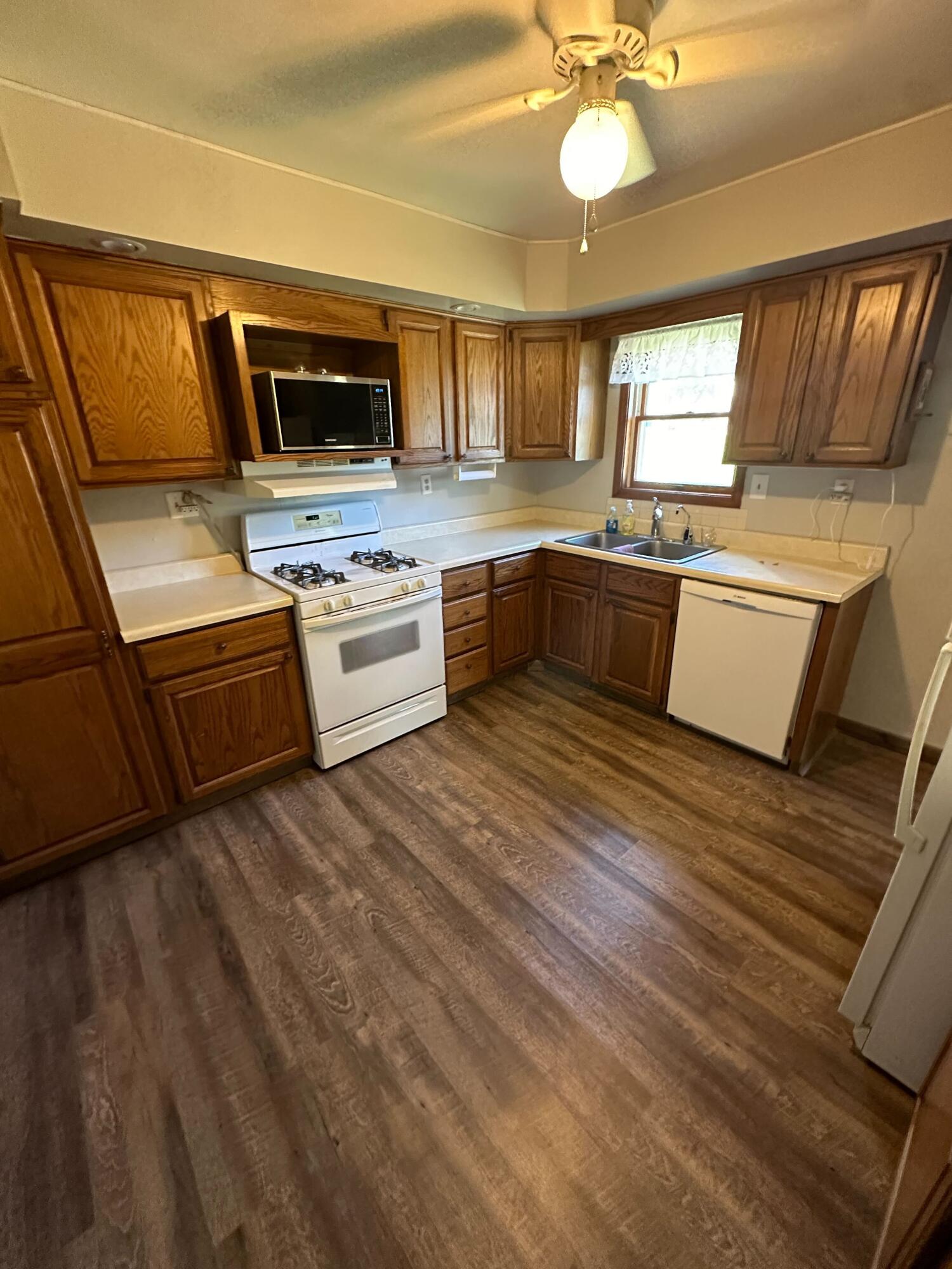 Cherokee, Iowa 51012, United States, 3 Bedrooms Bedrooms, ,2 BathroomsBathrooms,Residential,Pending,21235