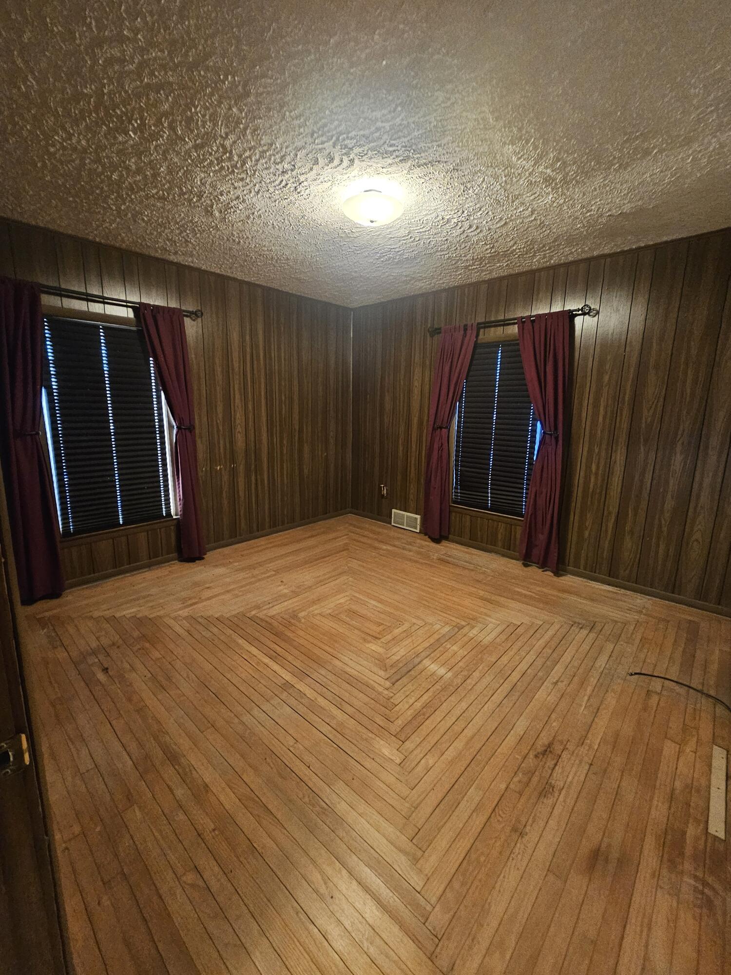 Oakland, Iowa 51560, United States, 4 Bedrooms Bedrooms, ,2 BathroomsBathrooms,Residential,Active,78304