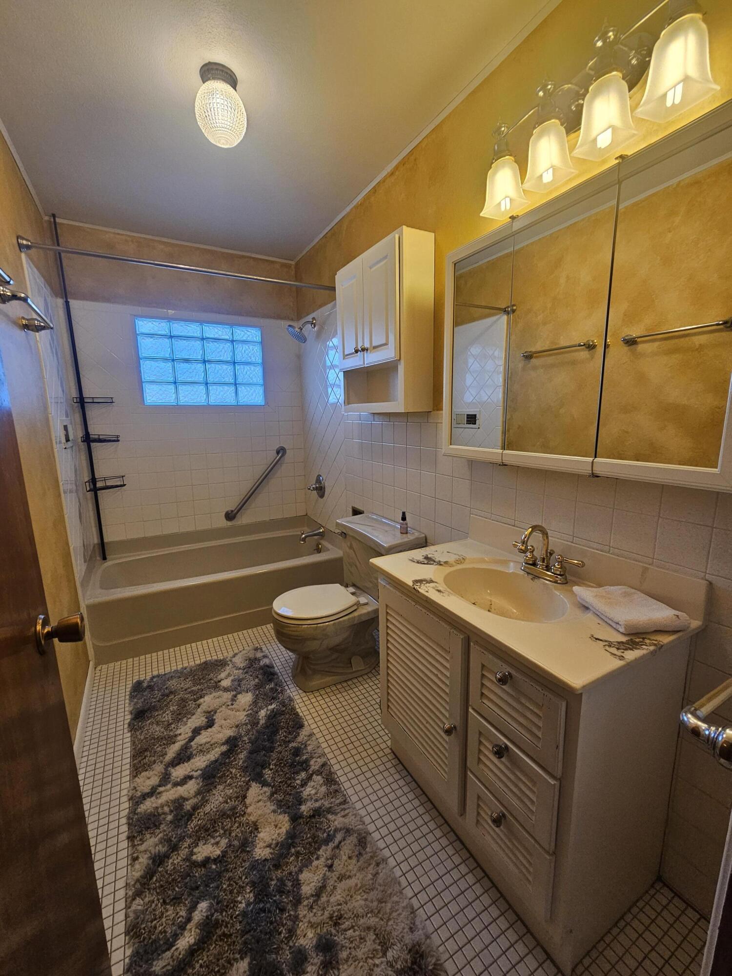 Oakland, Iowa 51560, United States, 4 Bedrooms Bedrooms, ,2 BathroomsBathrooms,Residential,Active,78304