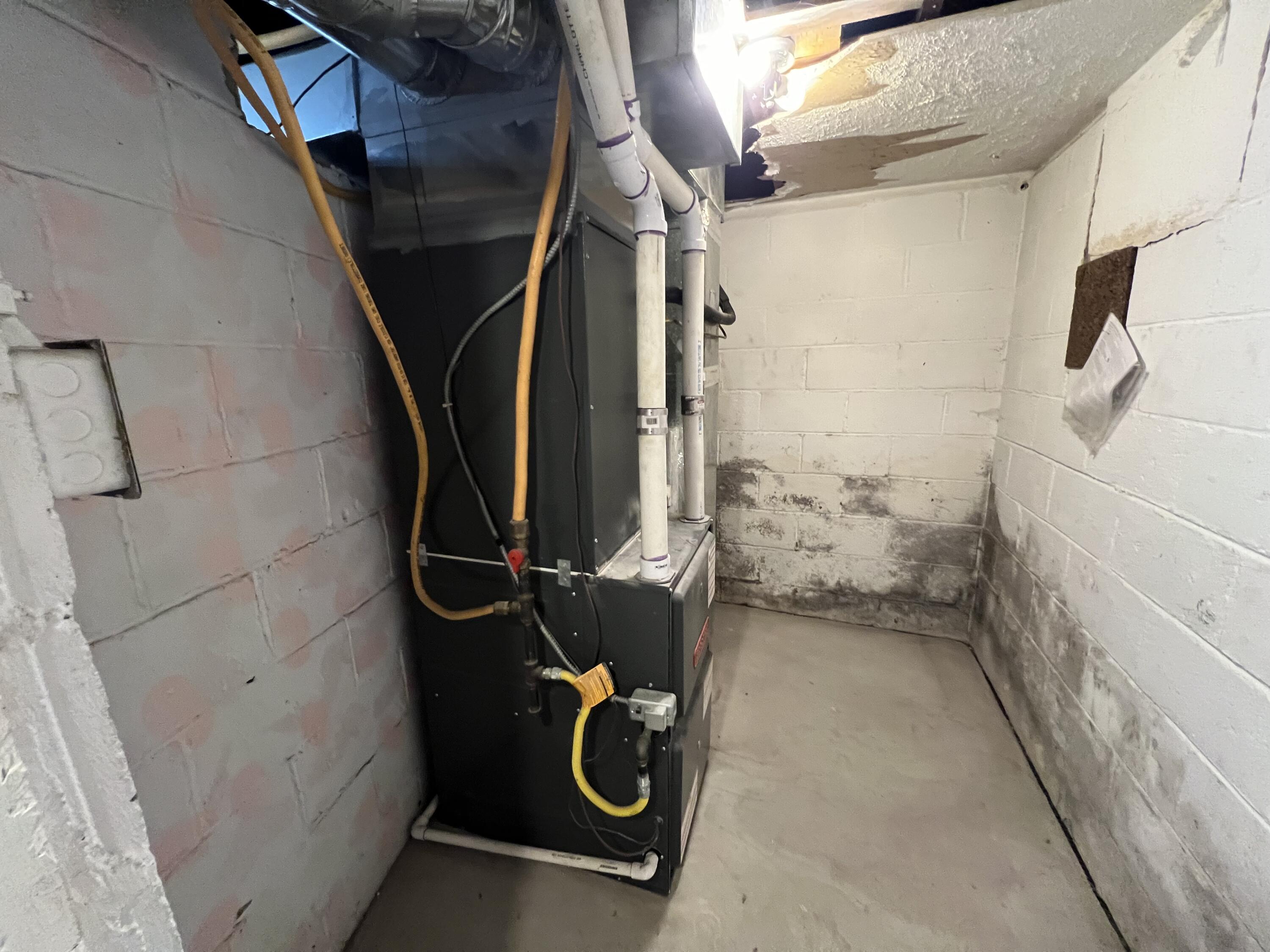 Council Bluffs, Iowa 51501, United States, 3 Bedrooms Bedrooms, ,2 BathroomsBathrooms,Residential,Pending,21851