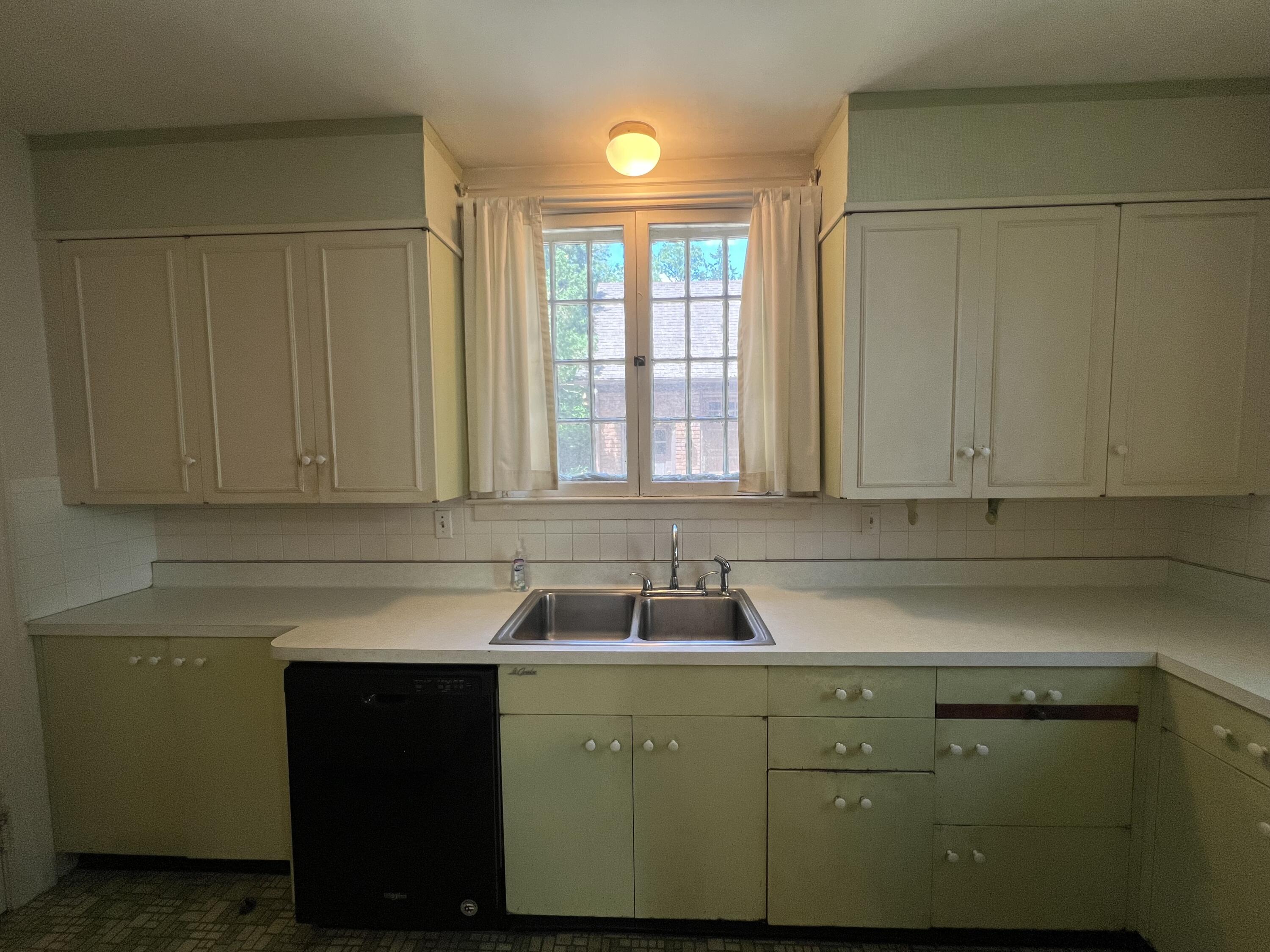 Council Bluffs, Iowa 51503, United States, 5 Bedrooms Bedrooms, ,2 BathroomsBathrooms,Residential,Pending,136428