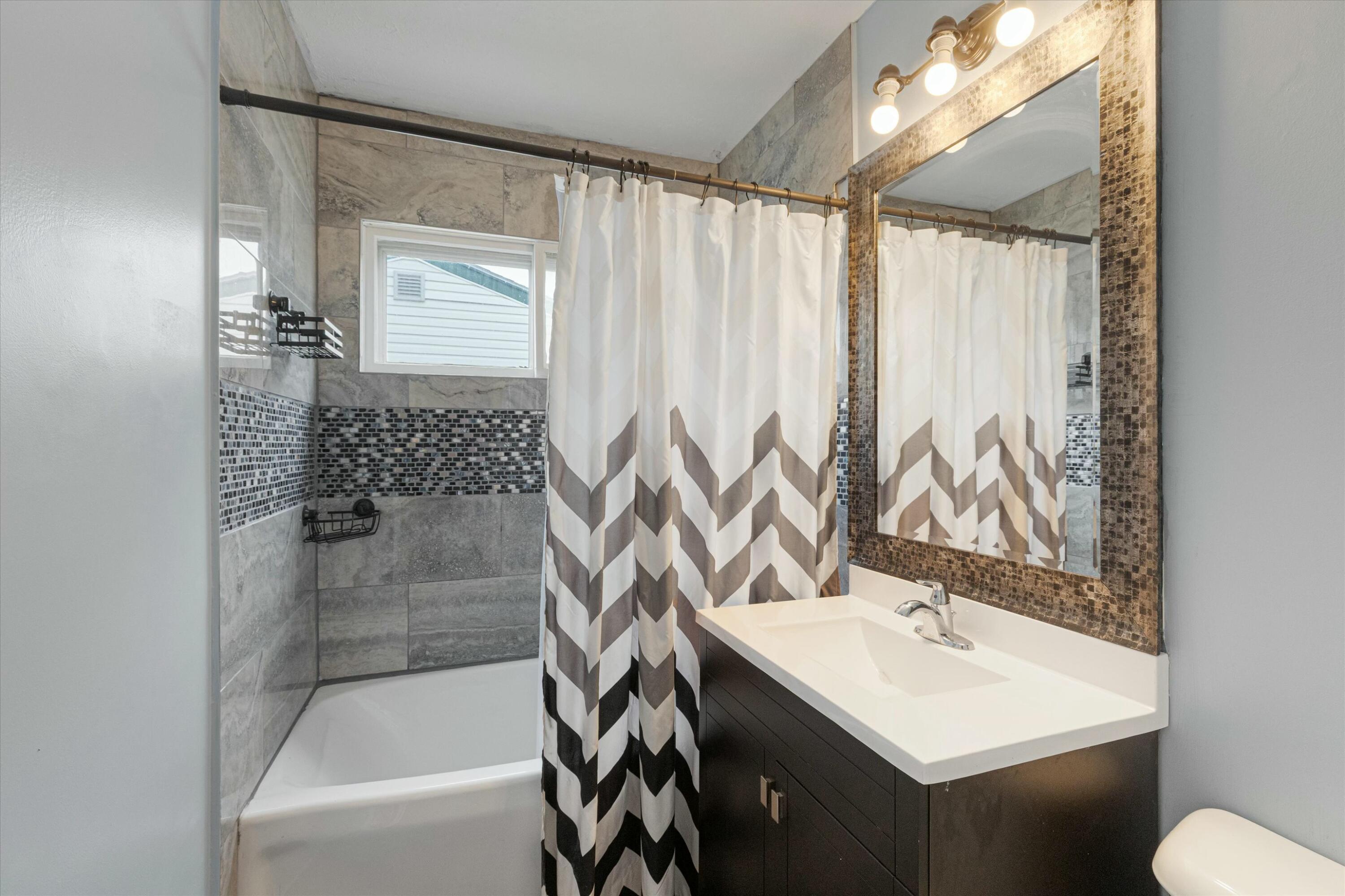 Council Bluffs, Iowa 51501, United States, 3 Bedrooms Bedrooms, ,2 BathroomsBathrooms,Residential,Contingent,116874