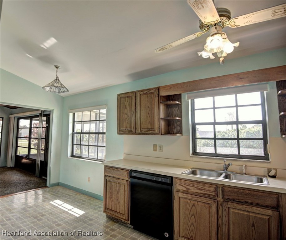 Avon Park, Florida 33825, United States, 2 Bedrooms Bedrooms, ,2 BathroomsBathrooms,Residential,Pending,37395