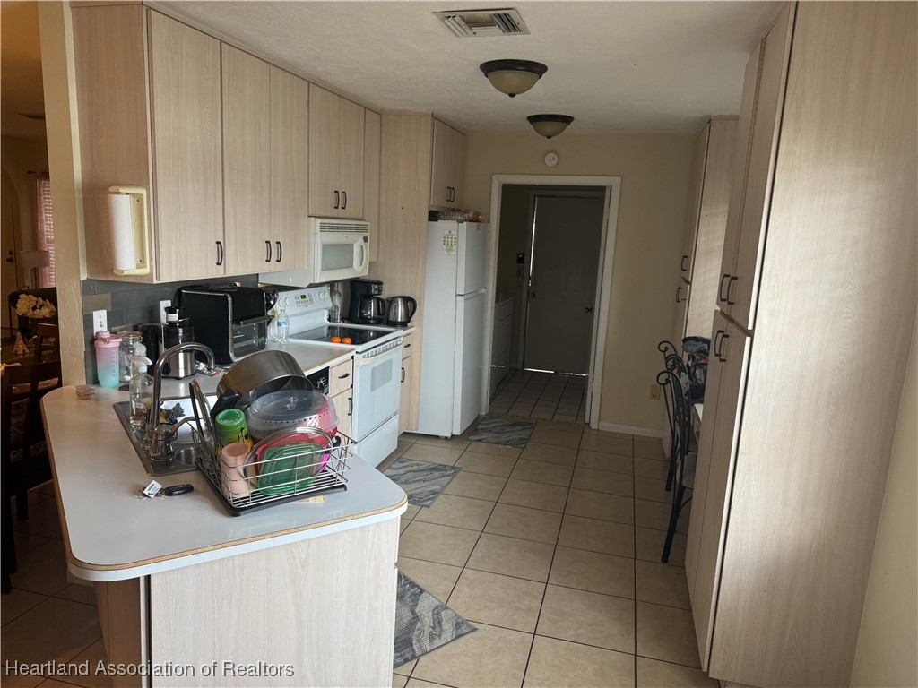 Sebring, Florida 33872, United States, 3 Bedrooms Bedrooms, ,3 BathroomsBathrooms,Residential,Pending,3938