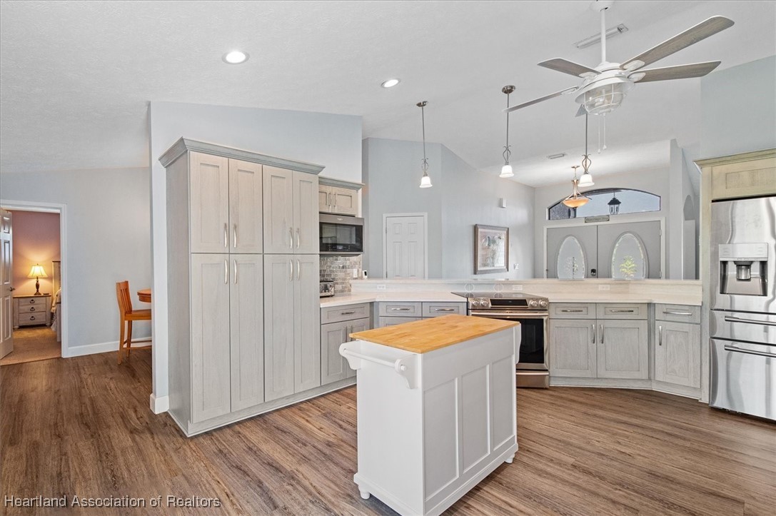 Sebring, Florida 33872, United States, 3 Bedrooms Bedrooms, ,2 BathroomsBathrooms,Residential,Contingent,19890