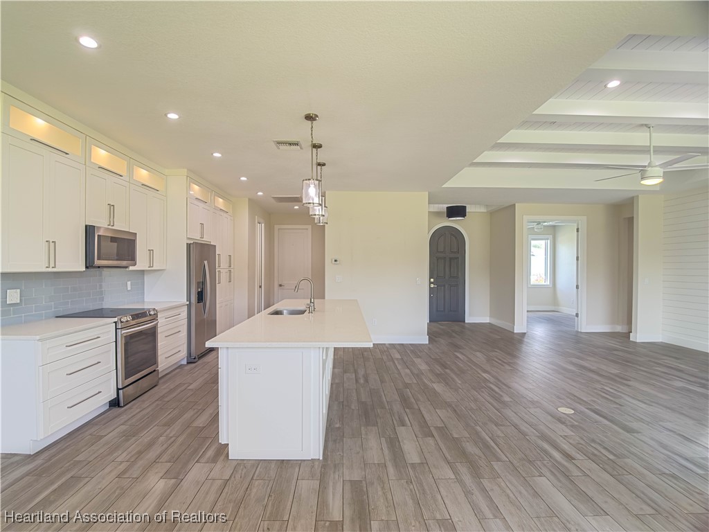 Sebring, Florida 33875, United States, 3 Bedrooms Bedrooms, ,3 BathroomsBathrooms,Residential,Contingent,186774