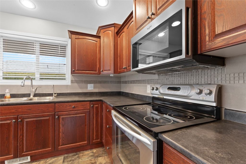 listing image 16512112174381024415