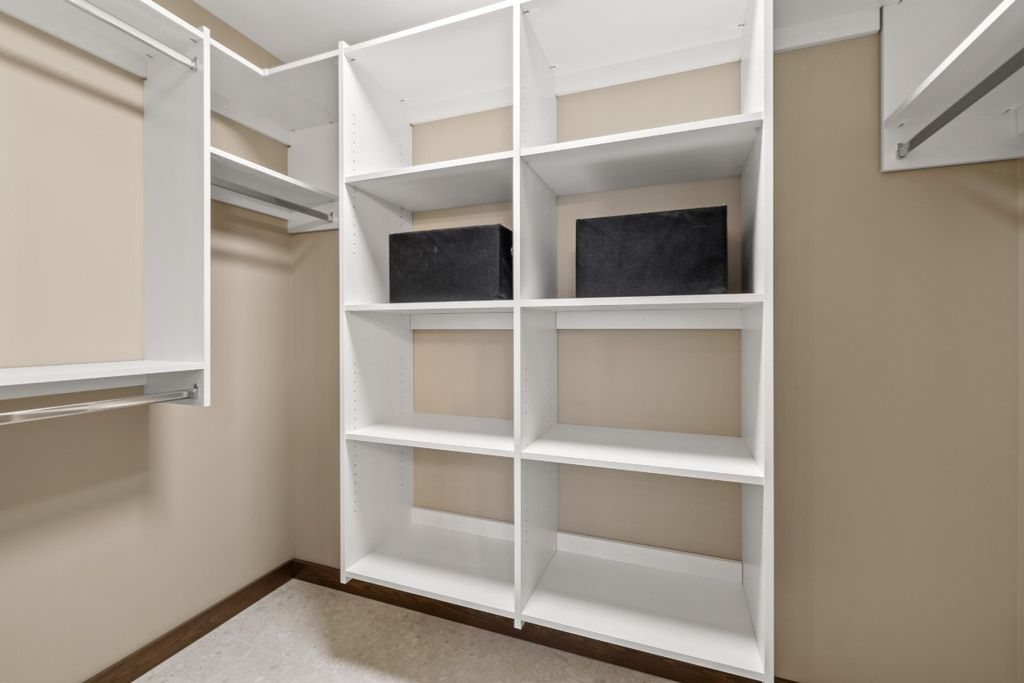 listing image 16510929289836021438