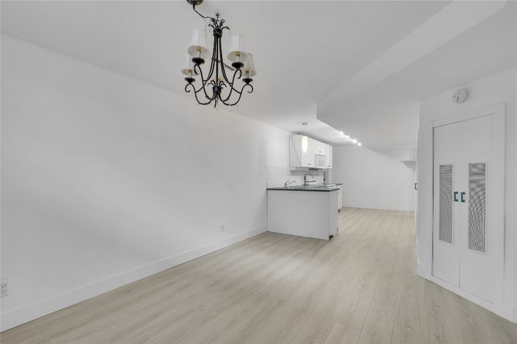 listing image 16519399825800224307