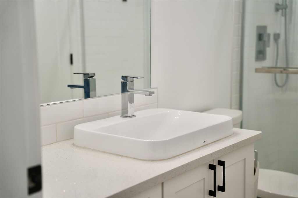 listing image 16514328318764649767