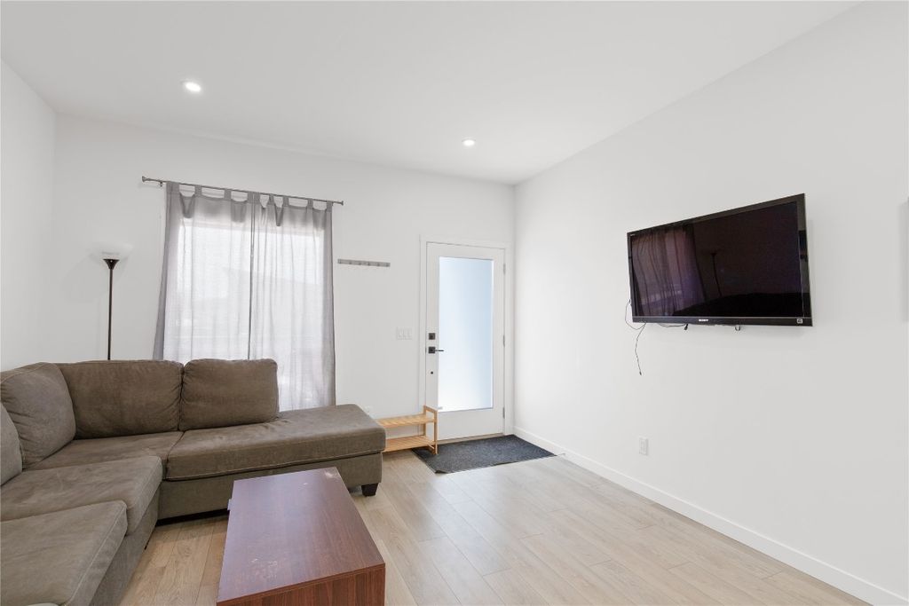 listing image 16513936407766689190