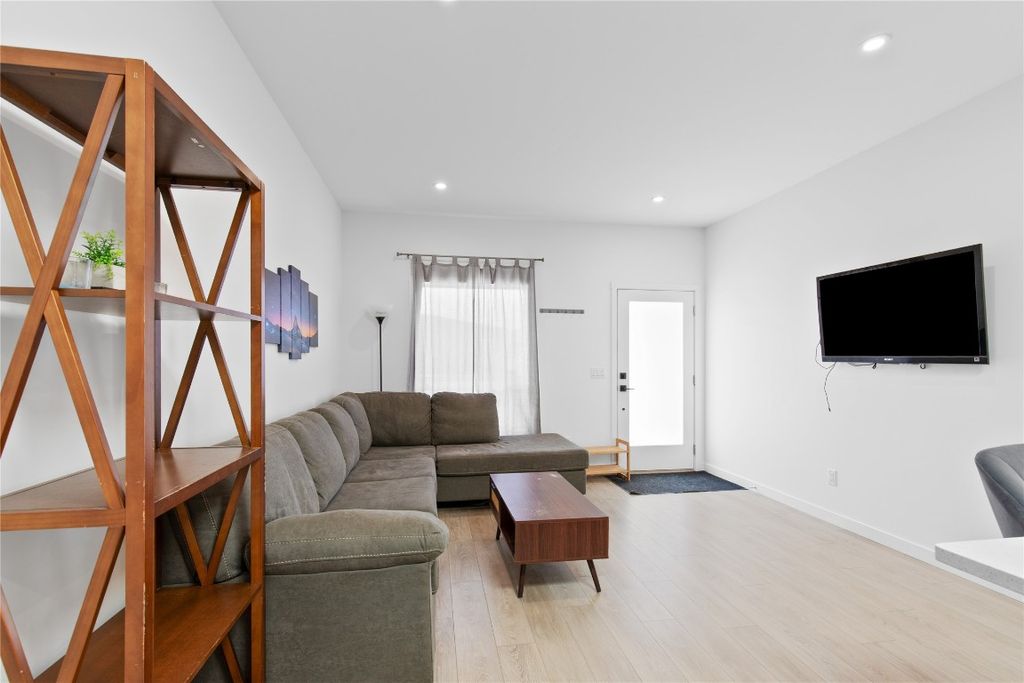 listing image 16515175840391582790