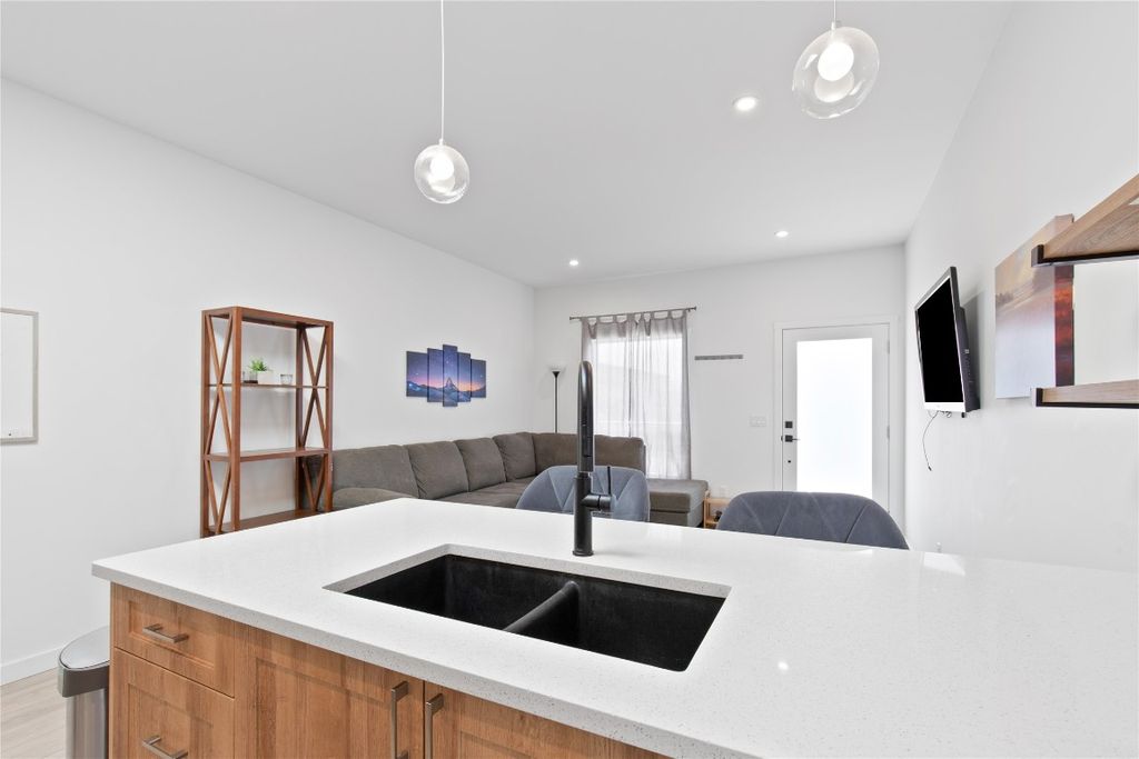 listing image 16510934948791077626