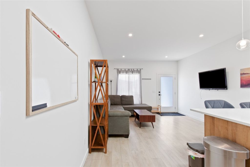 listing image 16514281857845605087