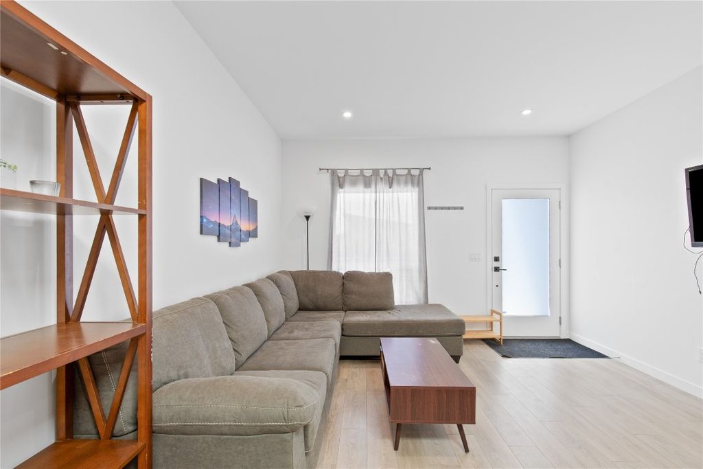 listing image 16514066469912394478