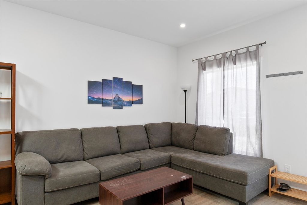 listing image 16513369385329554109