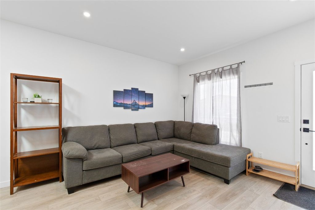 listing image 16513500375047249983