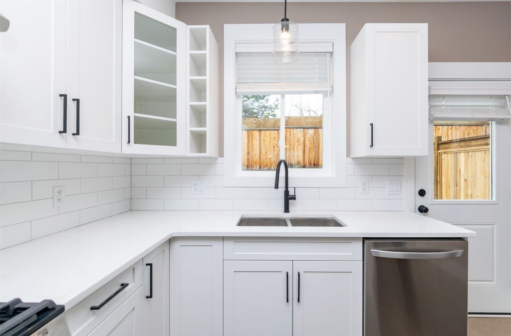 listing image 16513848584800685563