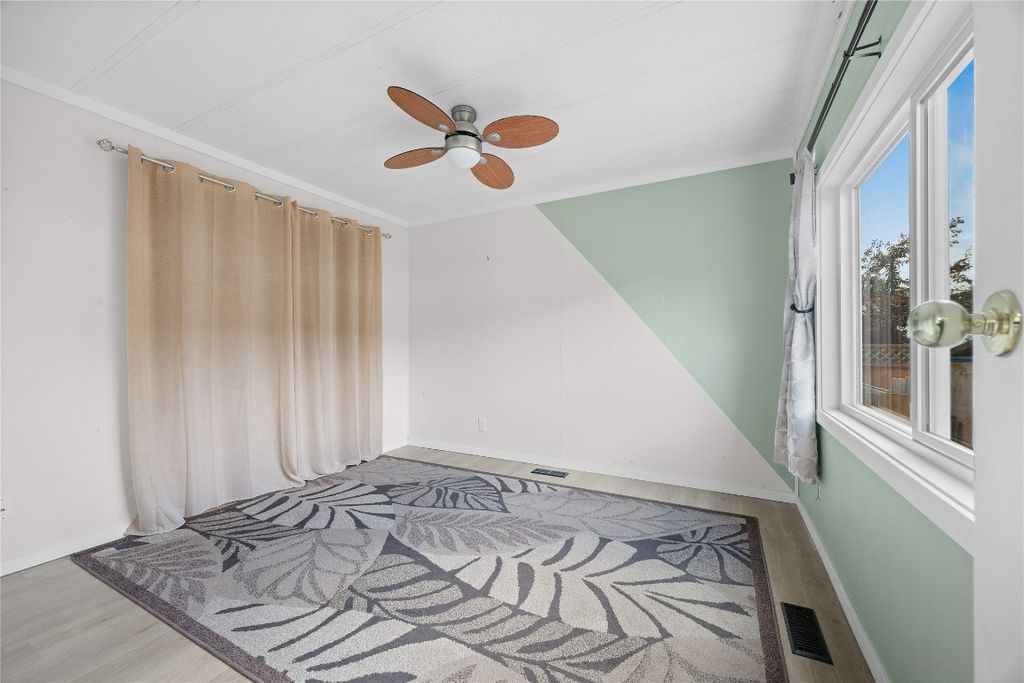 listing image 16513454296525831005