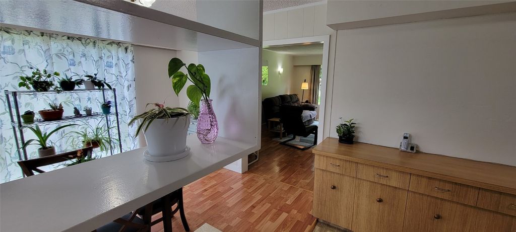 listing image 16512725473892938744