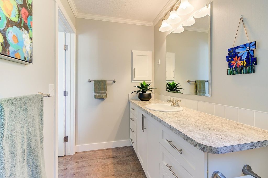 listing image 16511022114962616307