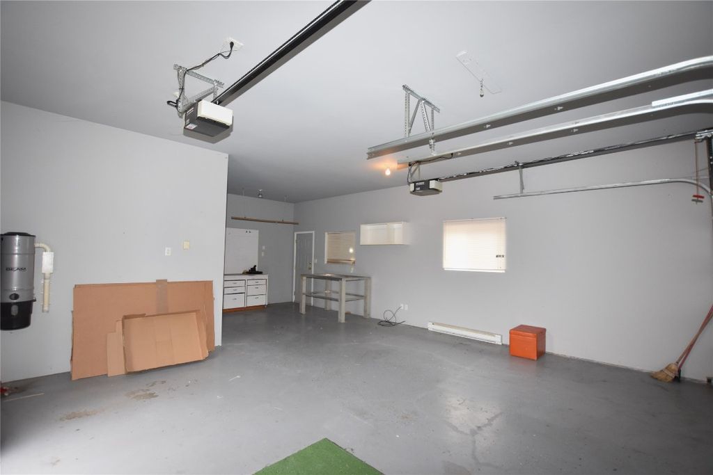 listing image 16519368774571925718