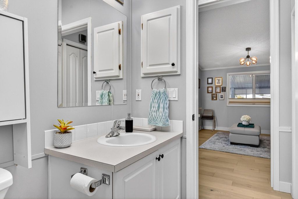 listing image 16518005156516222799