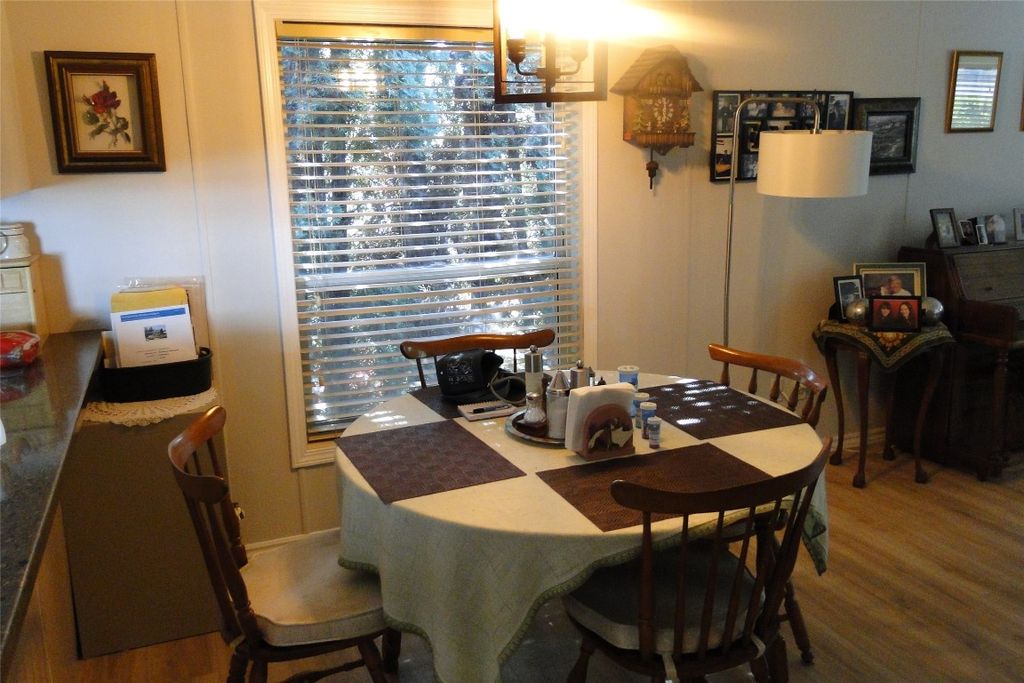 listing image 16518354732536847250